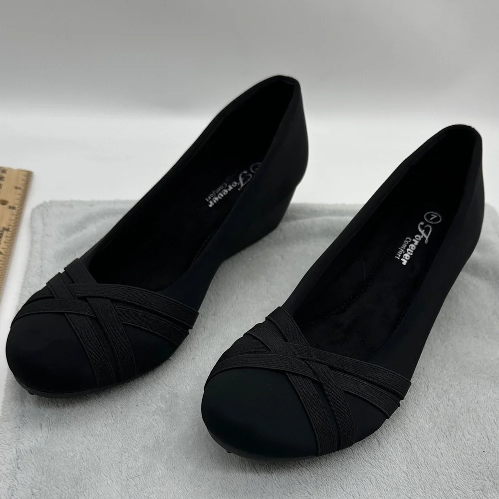Forever Comfort Women’s Black Slip-on 1.5” Wedge Heeled Shoes Size 7 - Picture 1 of 8